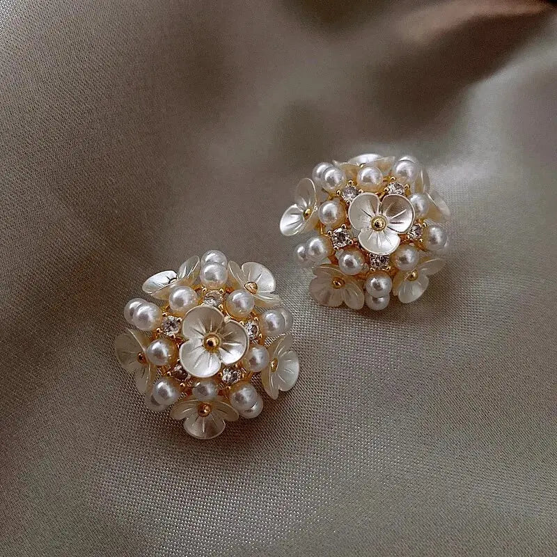 Flower-shaped earrings with elegant pearls
