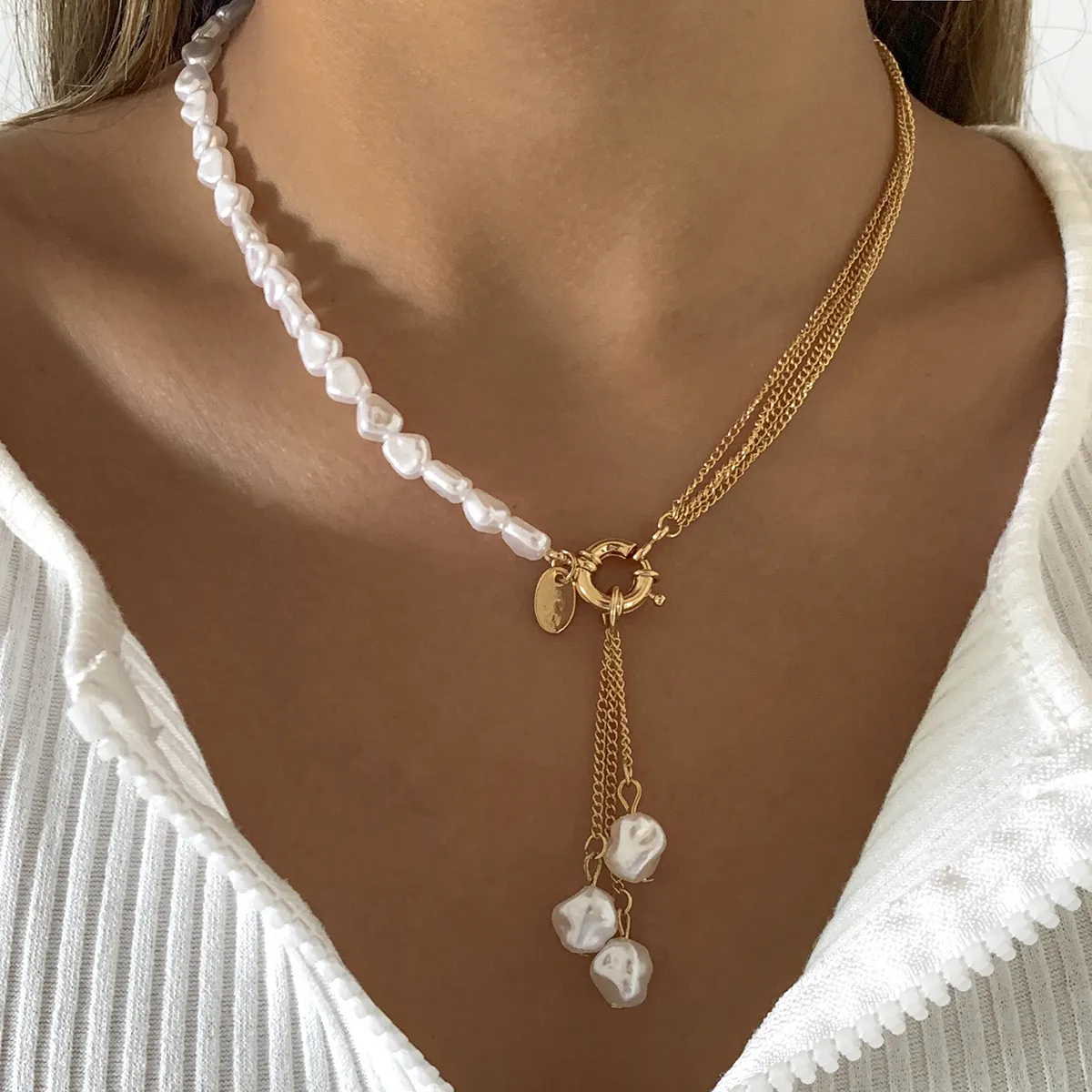 Elegant necklace with pearls