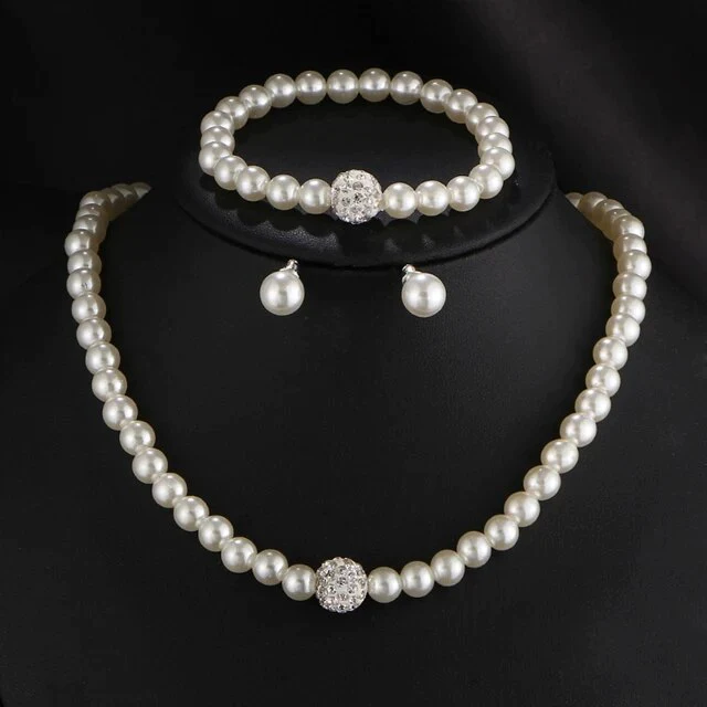 Elegant pearl set