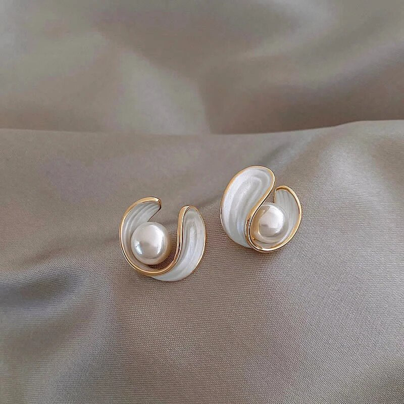 Luxurious earrings with white opal and pearls in gold