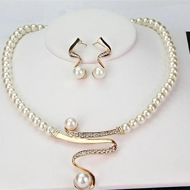Set consisting of necklace and earrings made of natural pearls
