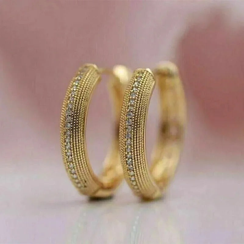 Vintage earrings in gold with an elegant pattern