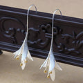 Flower-shaped earrings in silver – image 3