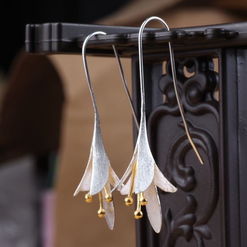 Flower-shaped earrings in silver