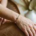 Elegant bracelet with zircons in gold – image 2