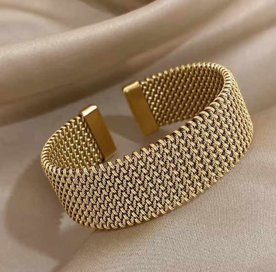 Elegant braided mesh bracelet with open design – One Size