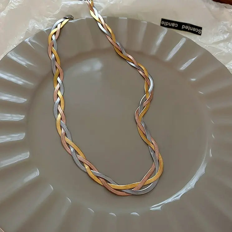 Elegant necklace in gold and silver