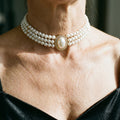 Elegant necklace with three pearls – image 2