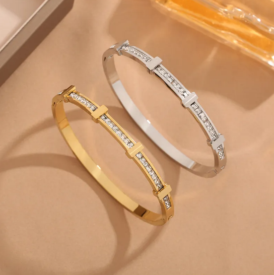 Simple geometric open bangle with two layers of zircon – Gold
