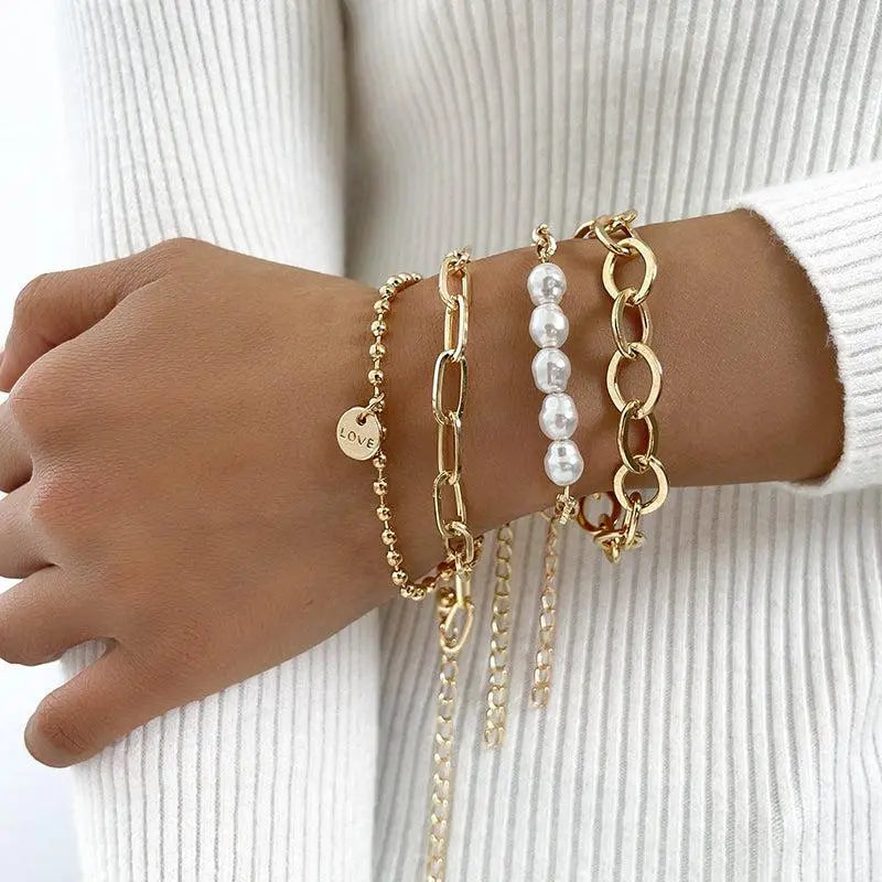 Gold bracelet with pearls