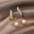 Gold earrings with pearls – image 2