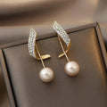 Gold earrings with pearls