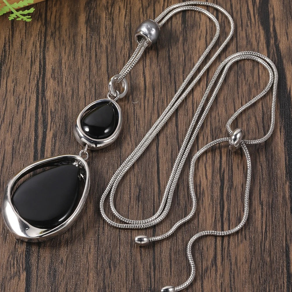 Necklace with Elegant Pendant in Black Stone