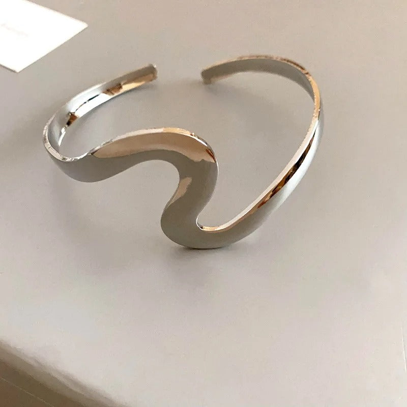 Necklace with wavy opening and twist in vintage silver