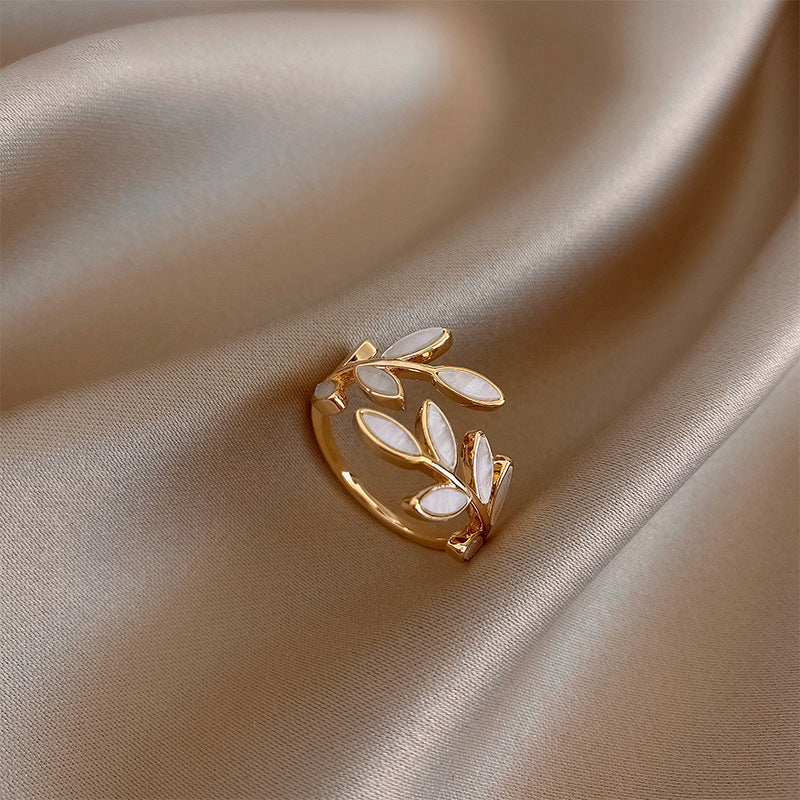 Adjustable ring with white opal in gold