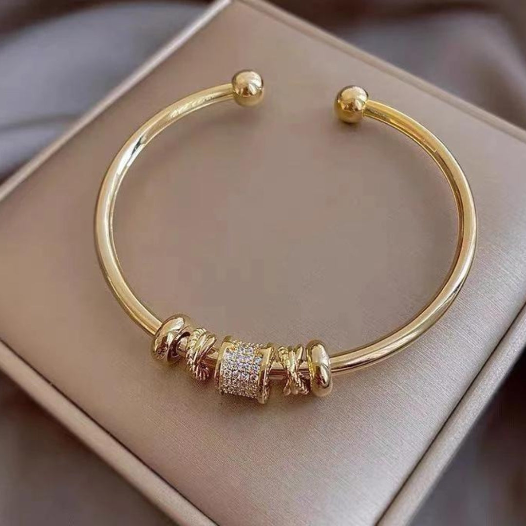 Adjustable bracelet with golden pendants