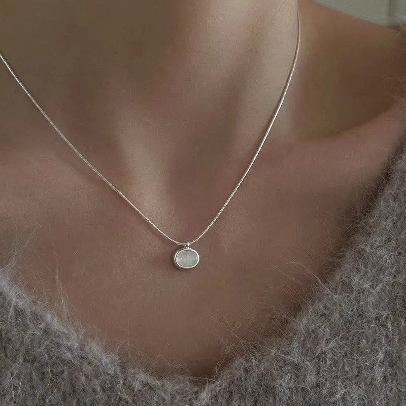 Classic necklace with solitaire pendant in silver