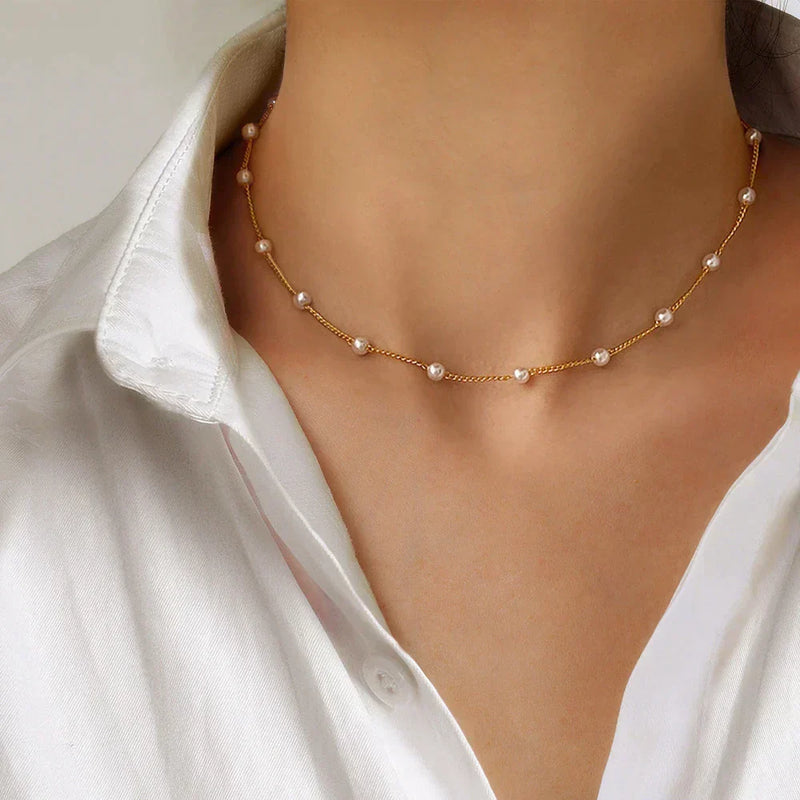 Small pearl necklace in gold