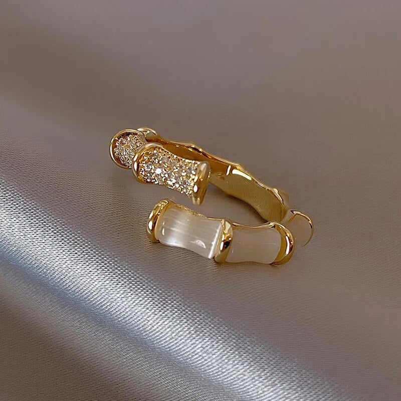 Luxurious adjustable ring with white opal stones in gold