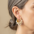 Earrings in the form of circles with a vintage design in gold and pearls – image 2