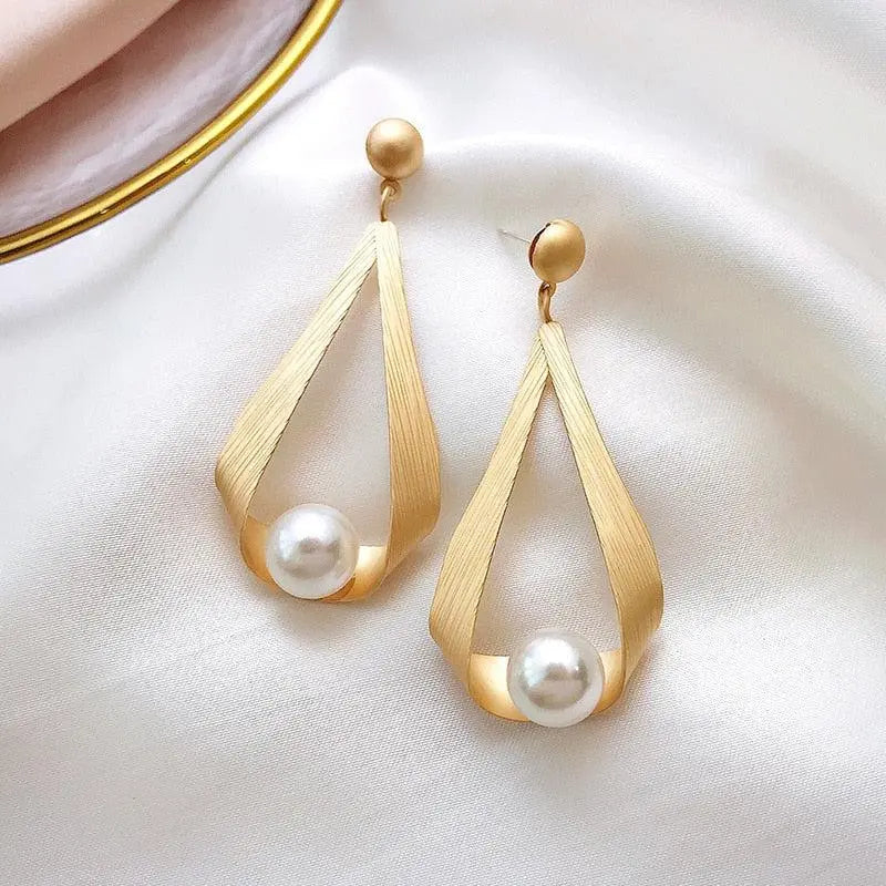 Earrings with crystals and round pearls