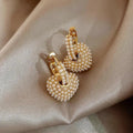 Pearl earrings in gold – image 2