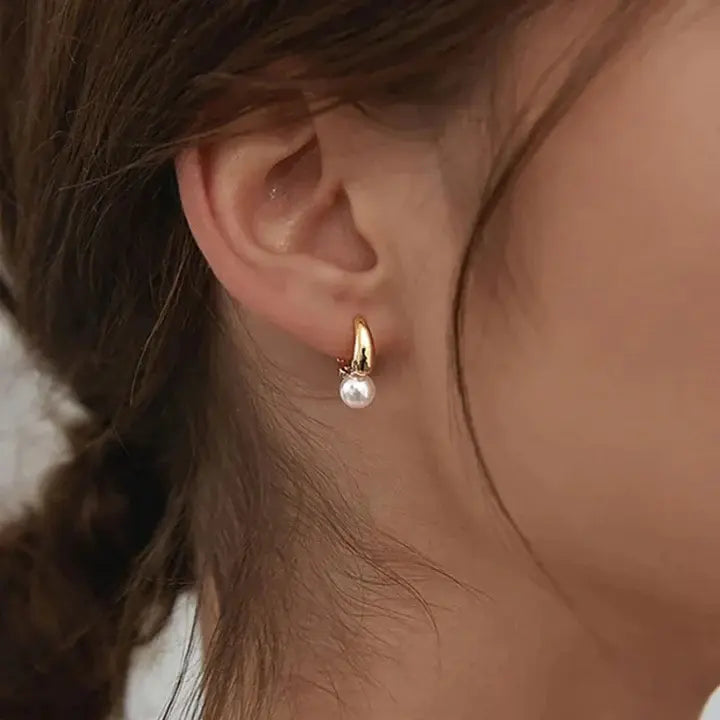 Small pearl earrings gilded with gold