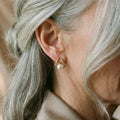 Triangular earrings with elegant pearls – image 2