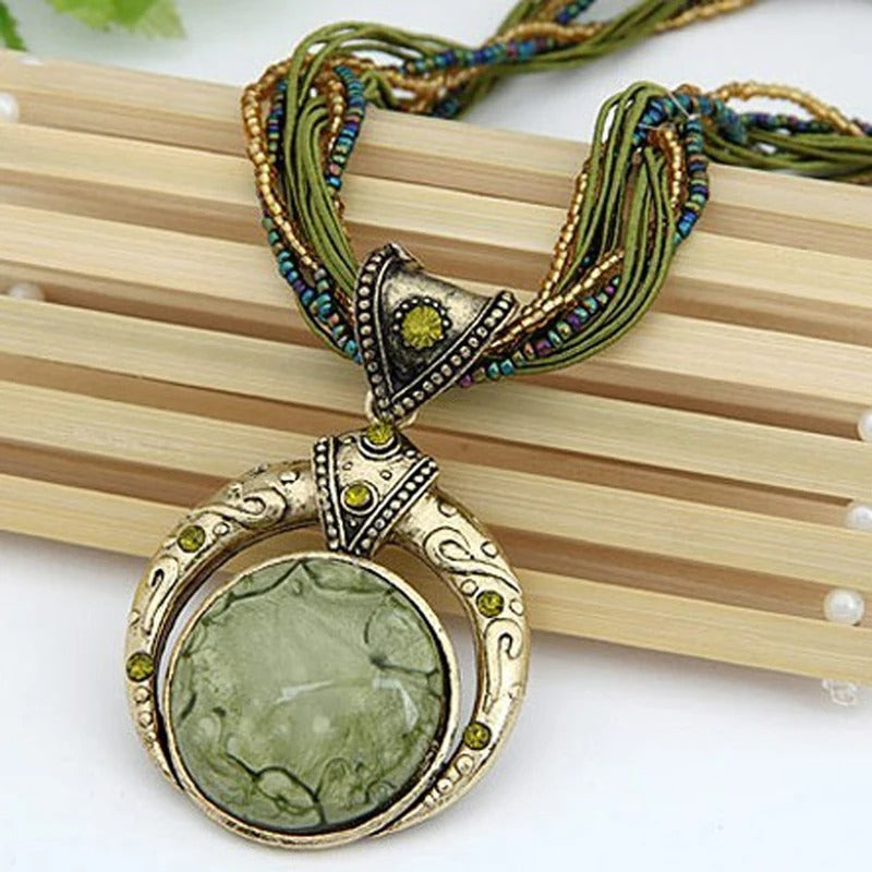 Vintage necklace with ethnic pendant of green crystal – Green