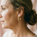 Vintage earrings in gold with an elegant pattern – image 2