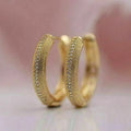 Vintage earrings in gold with an elegant pattern