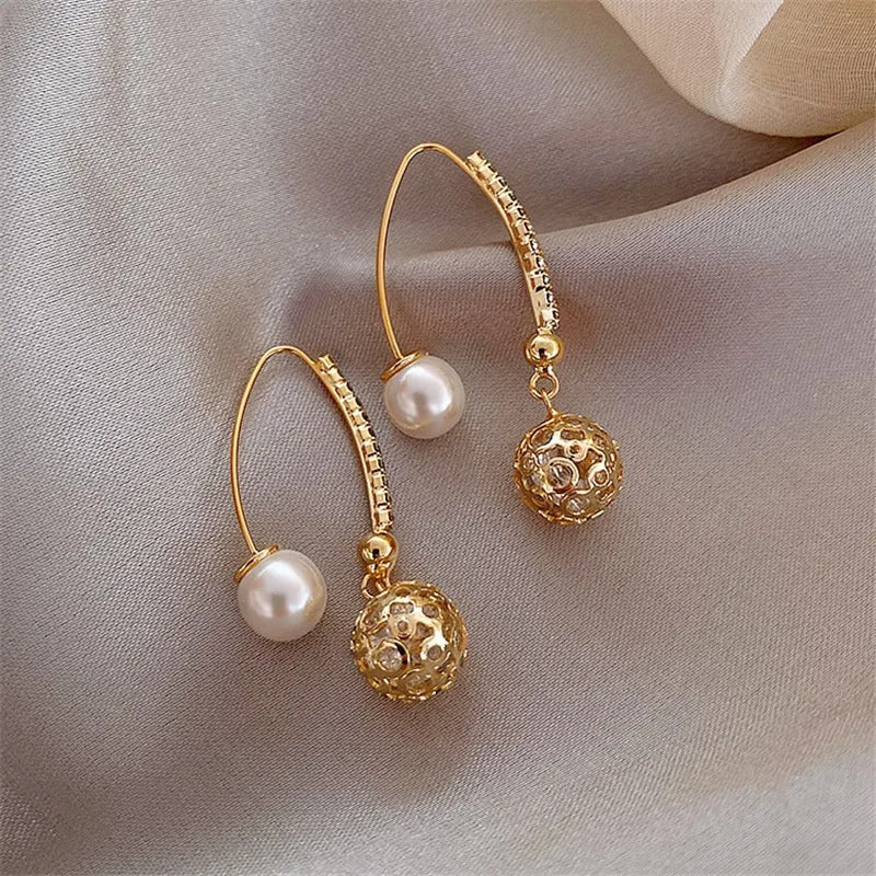 Vintage earrings in gold and pearls