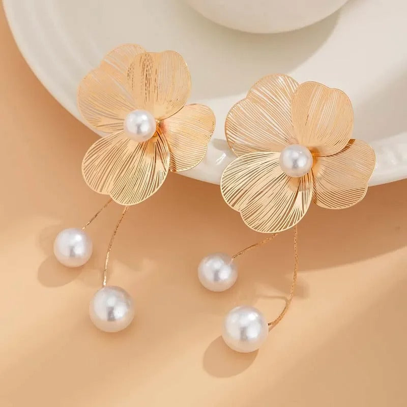 Vintage earrings with flowers and golden pearls