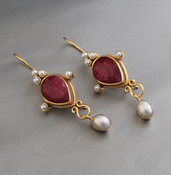 Vintage earrings with ruby ​​and pearl – Red